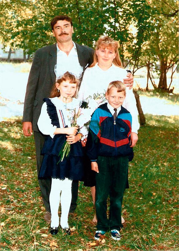 Супруги Демидовы с детьми 1 сентября