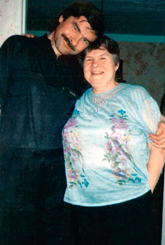 Валерий Демидов с мамой (2000 год)