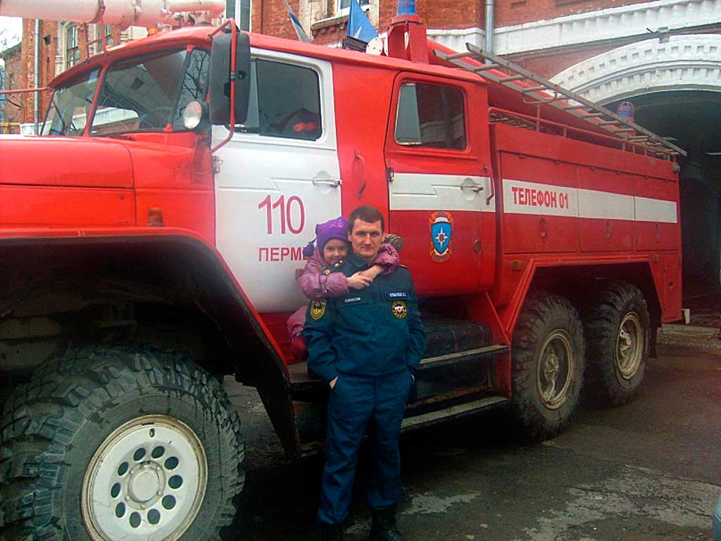 Сергей Кобелев с дочерью Анной у пожарного автомобиля