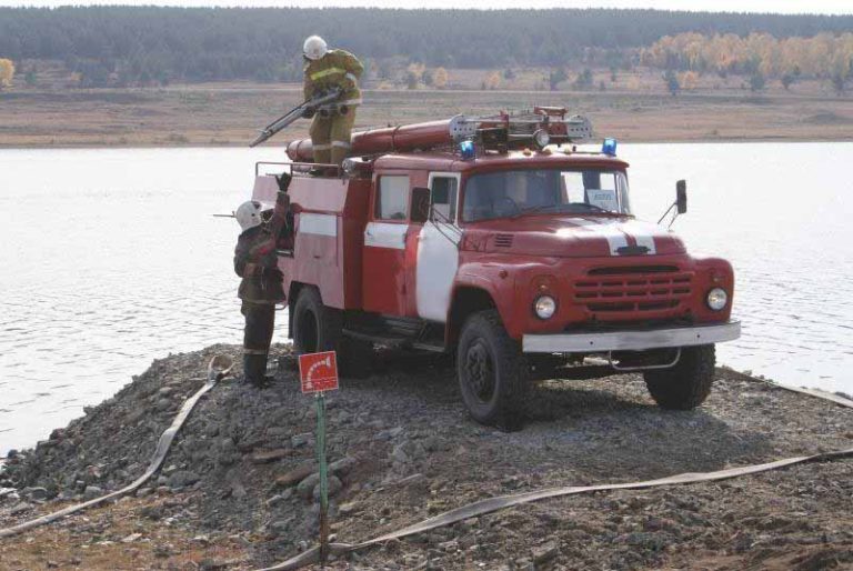 На машине к водоему