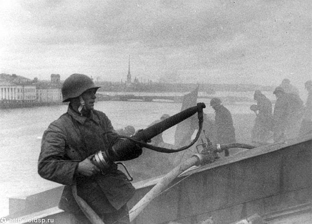 Тушение пожара в блокадном Ленинграде (1941 год)