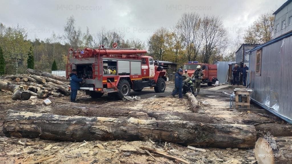 Учения пожарных на деревообрабатывающем предприятии
