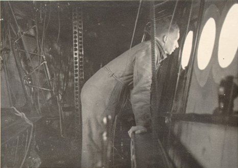 Эрих Шпель в технических помещениях дирижабля LZ-129 Гинденбург