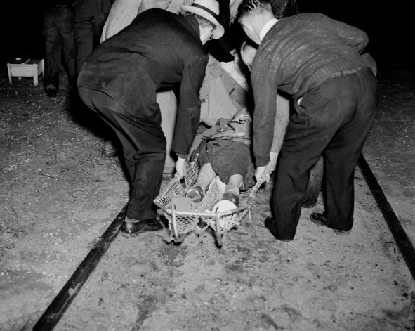 Погрузка раненых в катастрофе дирижабля LZ-129, 6 мая 1937 года