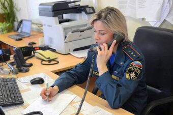 Диспетчер телефона доверия в МЧС России