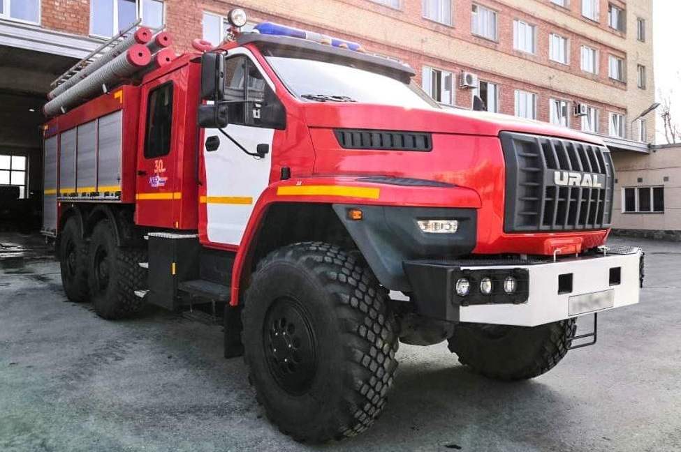 Пожарная машина со свето-звуковыми сигналами