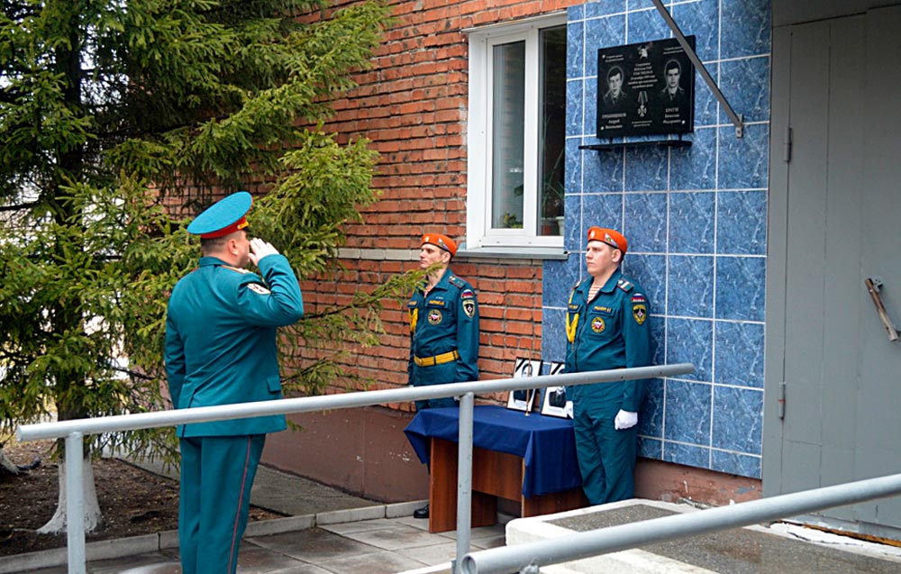 Мемориальная доска на здании СПСЧ (ул. Дунаевского, 27)