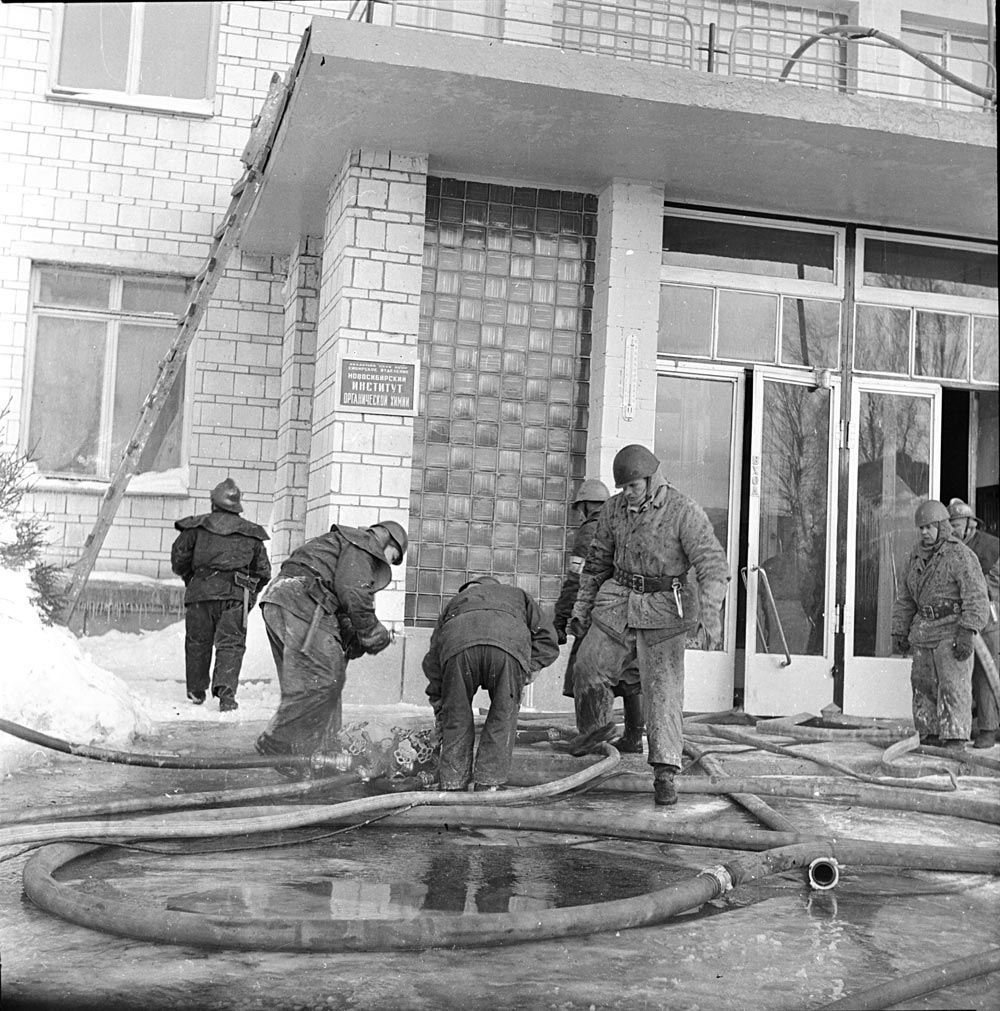Работа пожарных на пожаре в институте Органической химии СО АН СССР (1972 год)